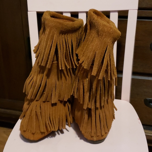 Minnetonka boots (8) - Picture 2 of 7